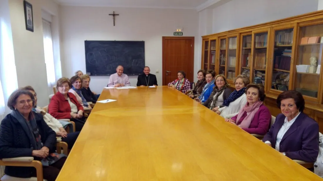 El obispo, con el presidente y el equipo diocesano de Manos Unidas./DOS