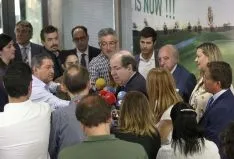 Una imagen de la visita de Herrera al polígono olvegueño. /SN