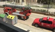 Efectivos de los bomberos en la calle Enrique Pascual Oliva. /Sara Roncal