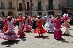 Baile de sevillanas en la plaza Mayor. /SN