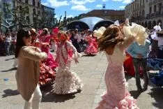 Baile de sevillanas en la plaza Mayor. /SN