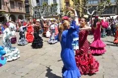 Baile de sevillanas en la plaza Mayor. /SN