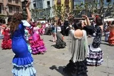 Baile de sevillanas en la plaza Mayor. /SN
