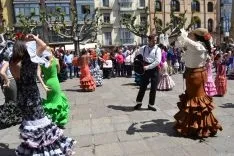 Baile de sevillanas en la plaza Mayor. /SN