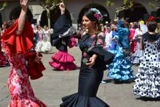 Baile de sevillanas en la plaza Mayor. /SN
