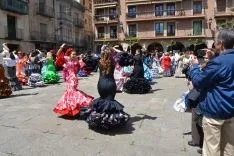 Baile de sevillanas en la plaza Mayor. /SN