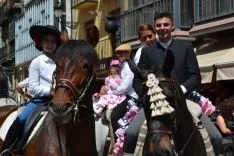 Foto 31 - Color, volantes y caballos en la plaza Mayor y en El Calaver&oacute;n