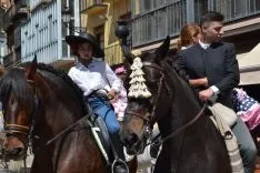 Foto 30 - Color, volantes y caballos en la plaza Mayor y en El Calaver&oacute;n
