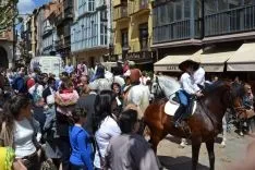 Foto 28 - Color, volantes y caballos en la plaza Mayor y en El Calaver&oacute;n