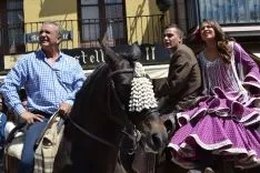 Foto 25 - Color, volantes y caballos en la plaza Mayor y en El Calaver&oacute;n