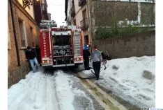 Labores de achique en un tramo de la calle Venerable./SN