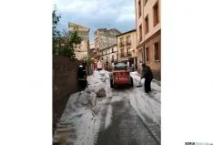 Labores de achique en un tramo de la calle Venerable./SN