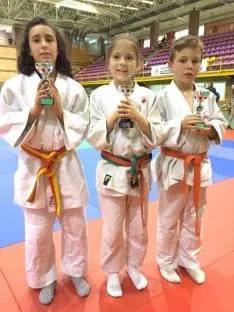 Leire, Ana y Daniel con sus trofeos.