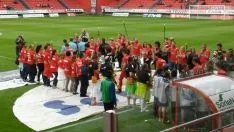 Los jurados hacen pasillo a los jugadores. SN