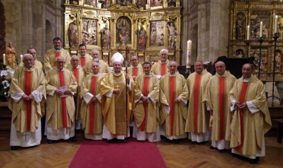 El obispo, con sacerdotes concelebrantes en la fiesta de San Juan de Ávila. /DOS