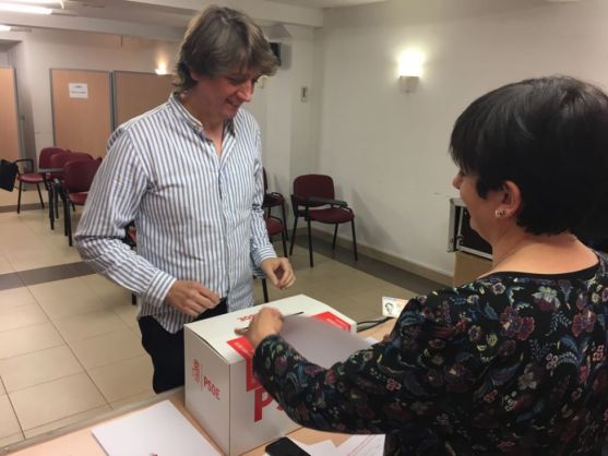 Carlos Martínez, en el momento de depositar su voto.