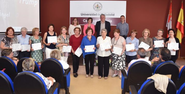 Los veteranos estudiantes con sus diplomas./Jta.