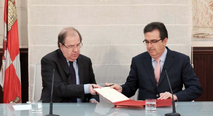 El presidente de la Junta y el vicepresidente de la Fundación en la firma del convenio. /Jta.
