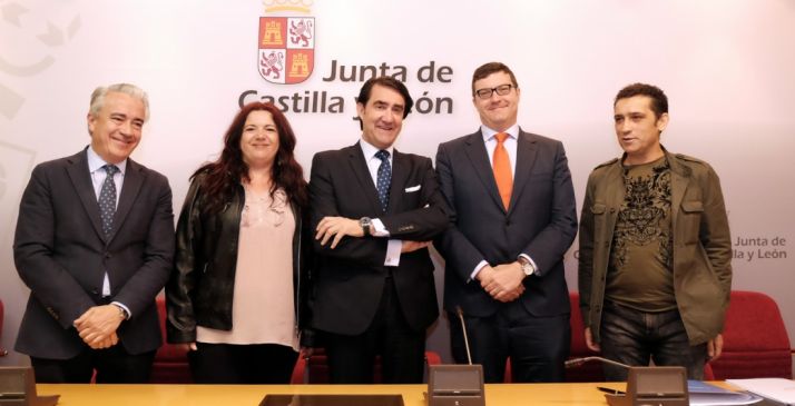 Miembros de la Comisión en materia de vivienda del Consejo de Diálogo Social.