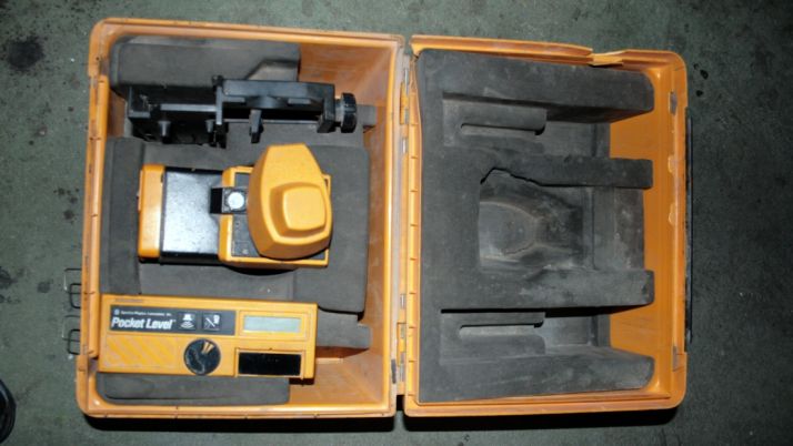 Medidor láser de desconocida procedencia hallado a los detenidos. /Subdelg.