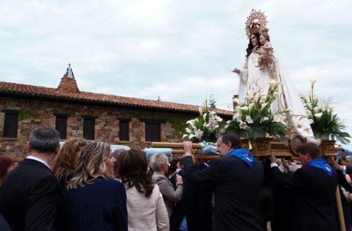La talla antes de su entrada a la ermita.