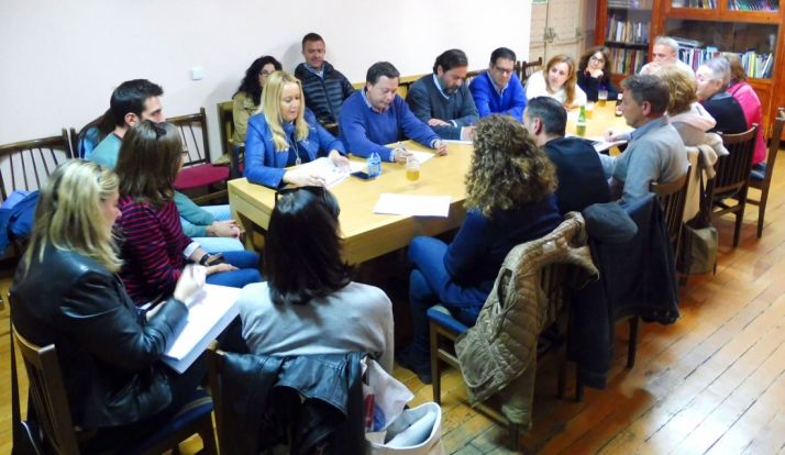 Concejales del PP con miembros de la agrupación vecinal del Casco. 