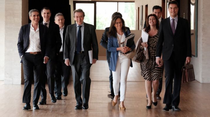 El consejero (2º izda.) antes de presentar las cuentas de su departamento. 