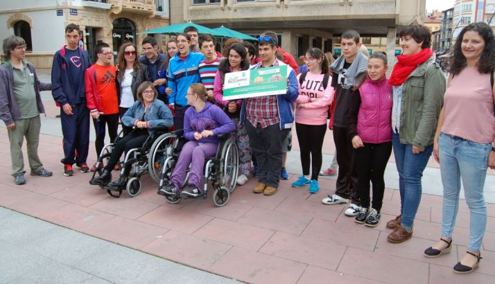 Alumnos del Santa Isabel con el premio Liga Peque Recicladores de Ecovidrio. /Ayto.