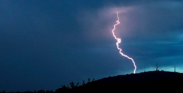 Un rayo en la sierra de Santa Ana, en la capital. /Sara Roncal.