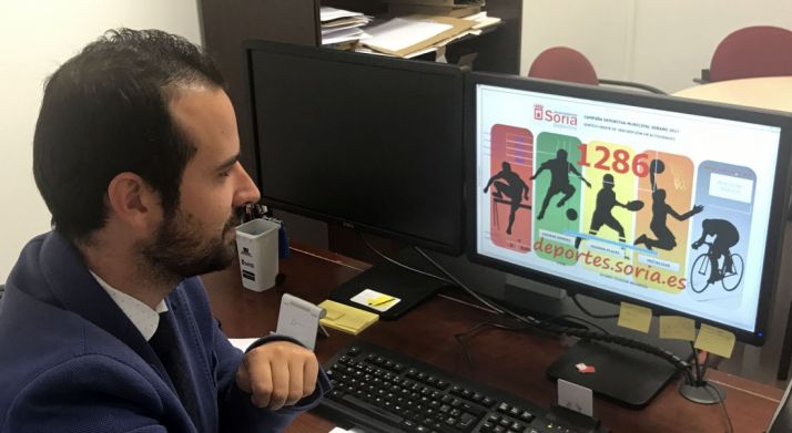 El concejal de Deportes con el número.