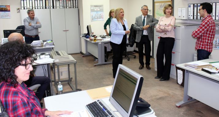 La subdelegada (ctro.), con funcionarios de la Tesorería en Soria.