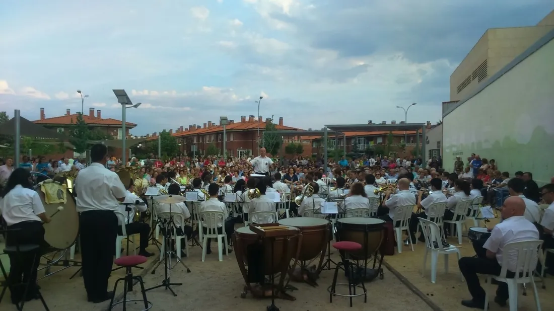 Foto 8 - La Banda cierra con &eacute;xito su primer concierto estival