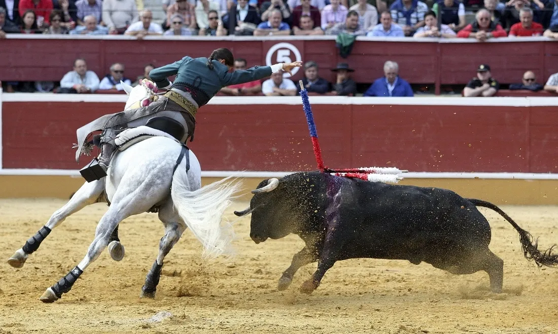 Foto 10 - Leonardo Hern&aacute;ndez sale por la Puerta Grande en una tarde sin suerte en los lotes