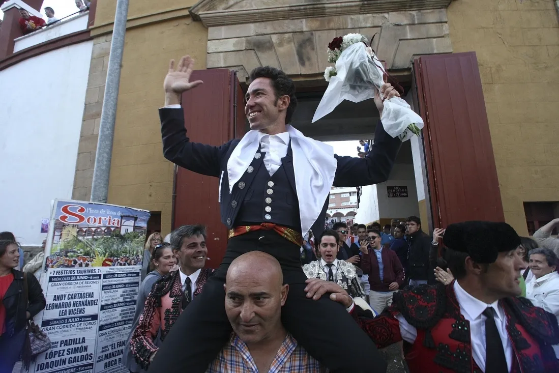 Foto 11 - Leonardo Hern&aacute;ndez sale por la Puerta Grande en una tarde sin suerte en los lotes