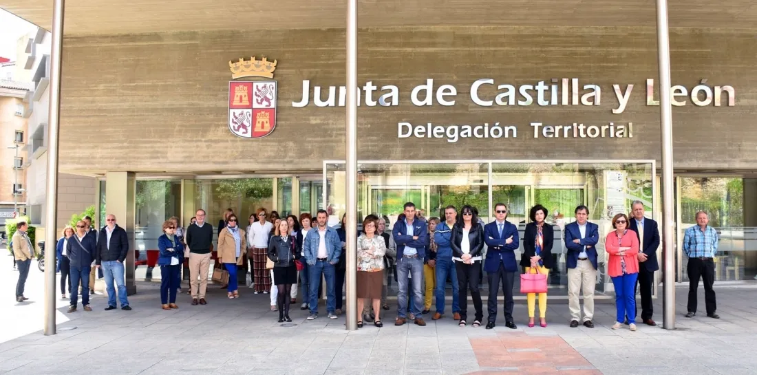 Concentración en la sede de la Delegación de la Junta. /Jta