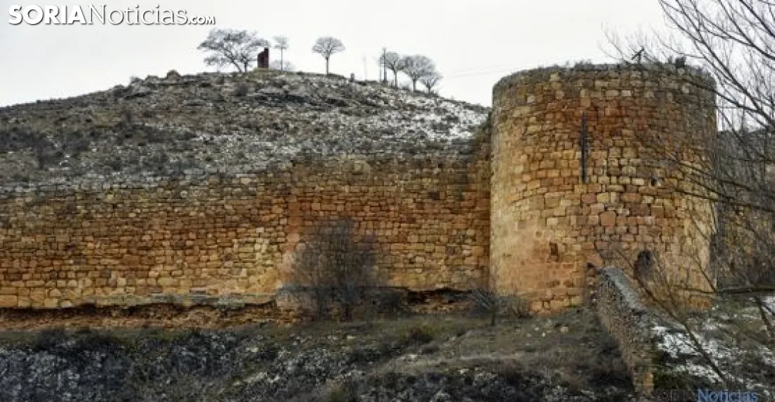 Imagen invernal de un tramo de la muralla de Soria./SN