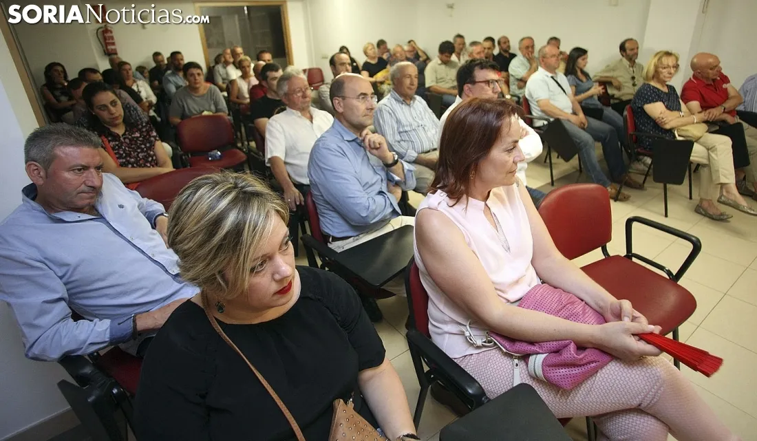Asistentes al encuentro con el secretario general de los socialistas de CyL./SN