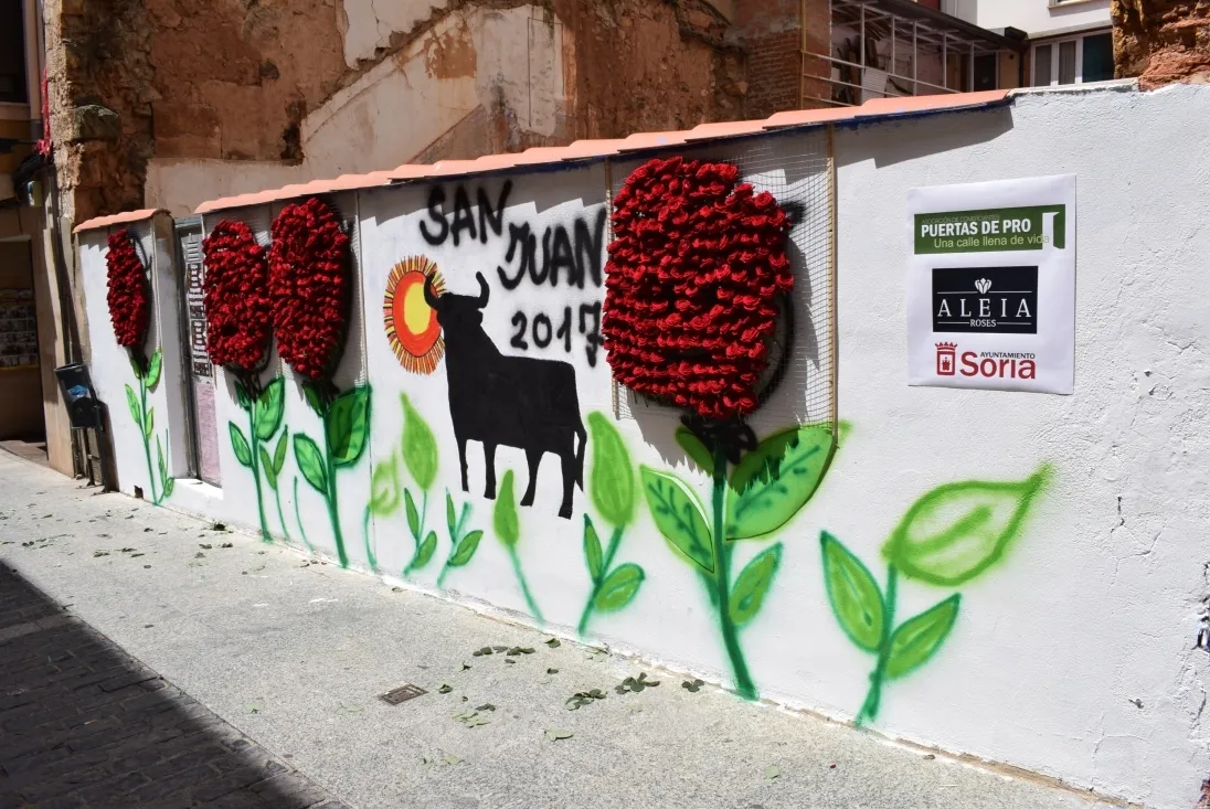 500 flores, en el mural homenaje a la 'rosa sanjuanera'. /SN