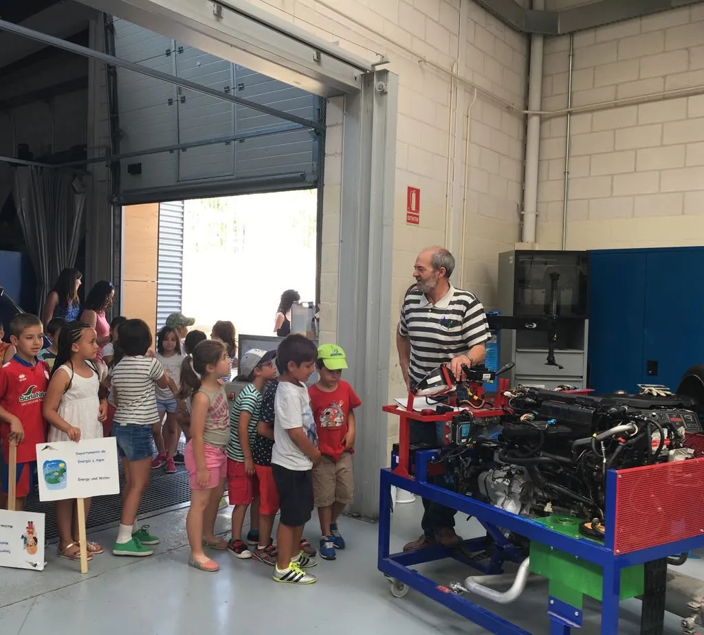 Foto 2 - Alumnos de infantil y primaria aprenden los oficios del CIFP Pico Frentes
