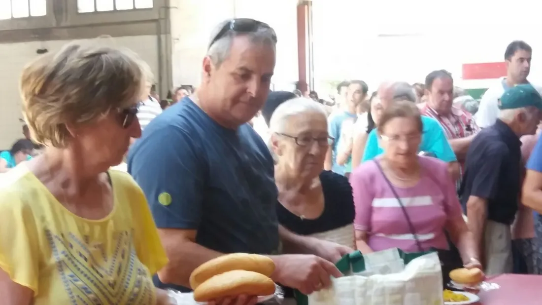 Numerosos vecinos, en la paella popular. /SN