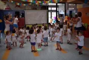 Foto 3 - La Escuela Infantil de Camaretas celebra las fiestas de San Juan