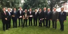Imagen de familia de los galardonados por FOES este jueves. /SN
