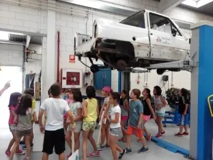 Foto 5 - Alumnos de infantil y primaria aprenden los oficios del CIFP Pico Frentes