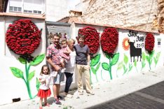 500 flores, en el mural homenaje a la 'rosa sanjuanera'. /SN