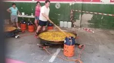 Numerosos vecinos, en la paella popular. /SN