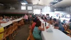Numerosos vecinos, en la paella popular. /SN