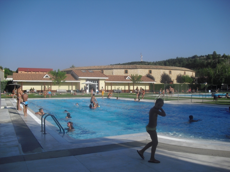 Bañistas disfrutando de las piscinas de verano de El Burgo de Osma.