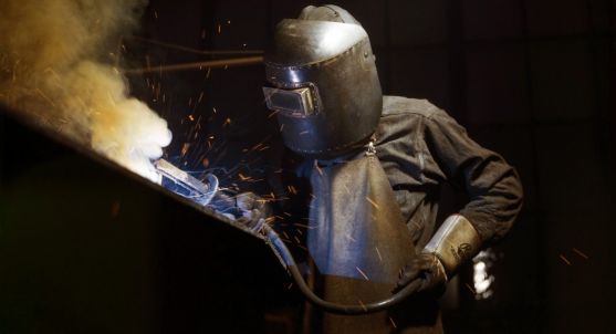 Un trabajador del metal realizando labores de soldadura.