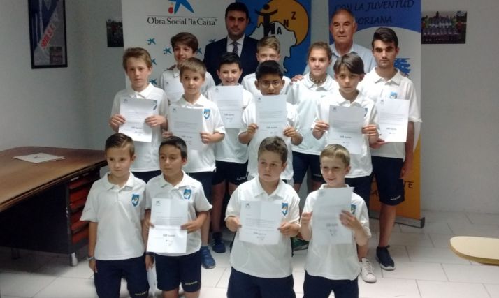 Los jugadores con sus becas./CDC