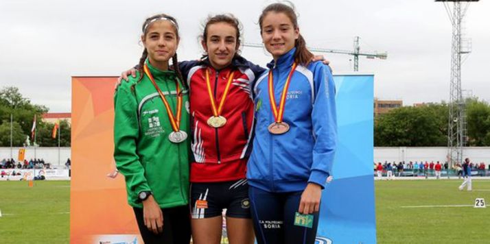 Bogo (dcha.) con sus compañeras de podio.